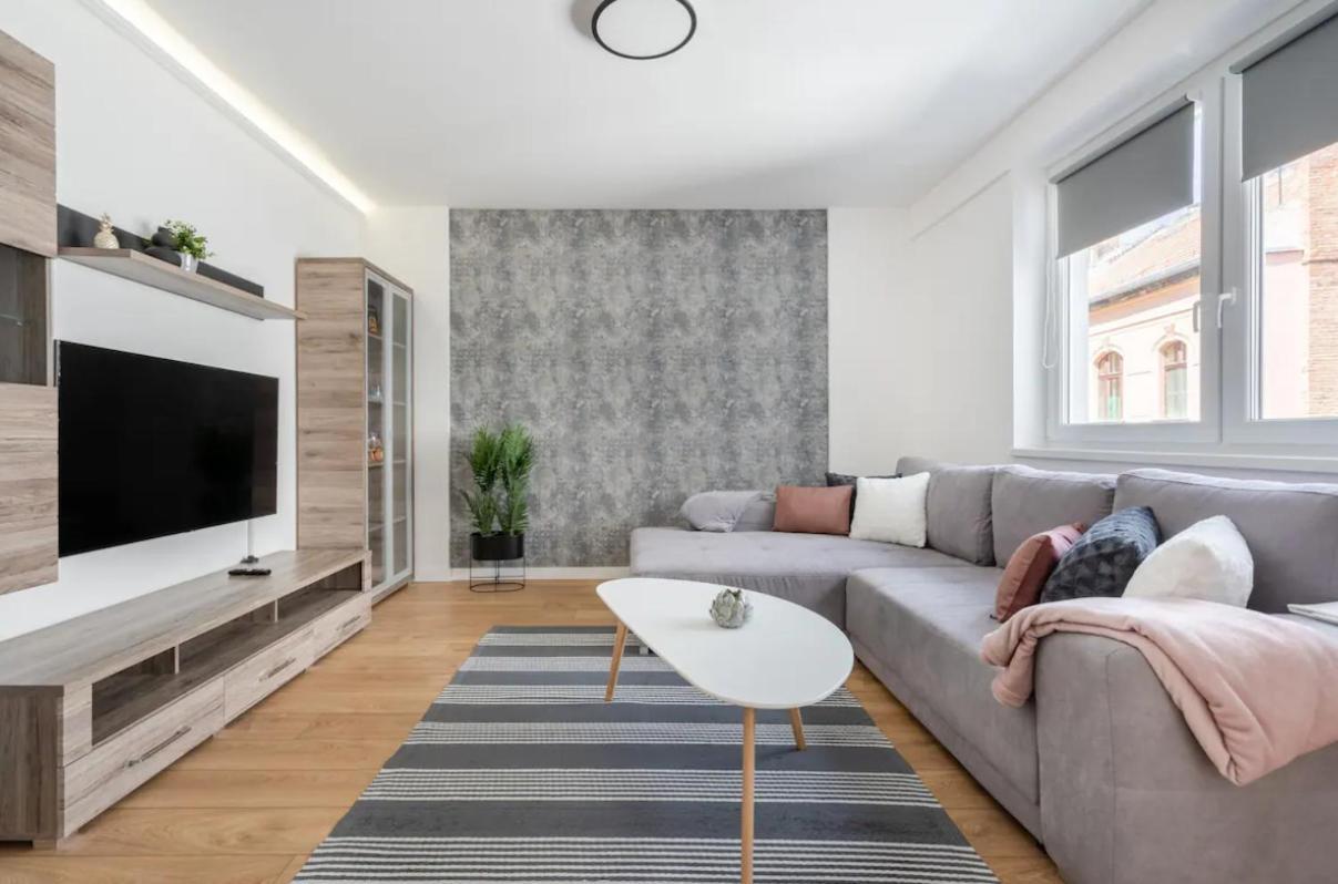 Apartment Black Rose