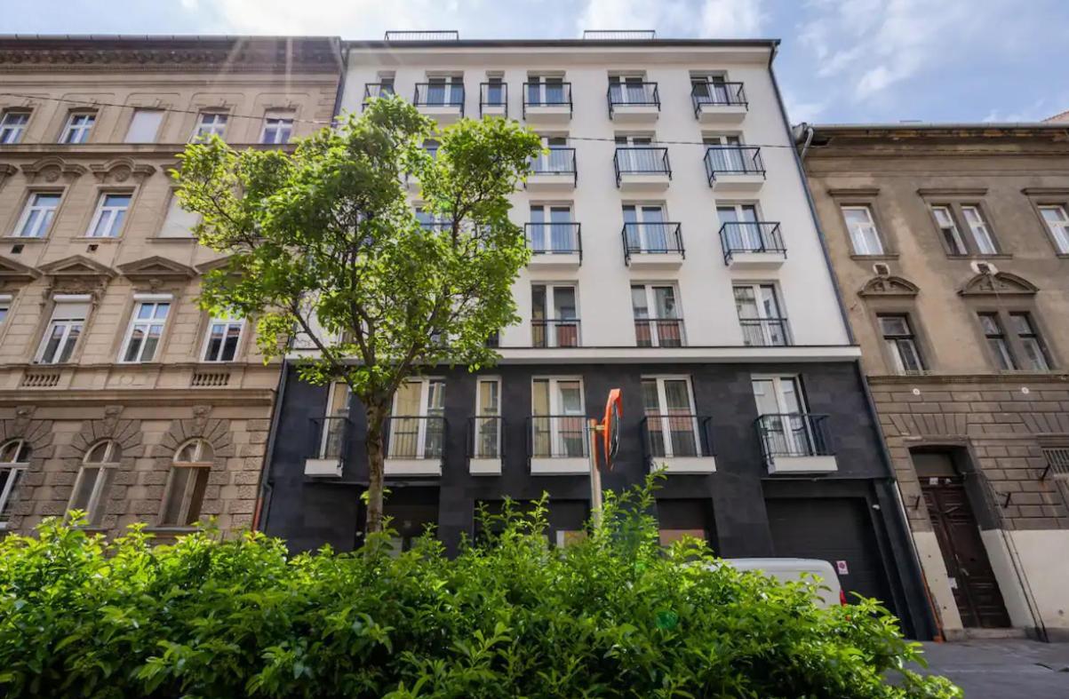 Apartment Black Rose