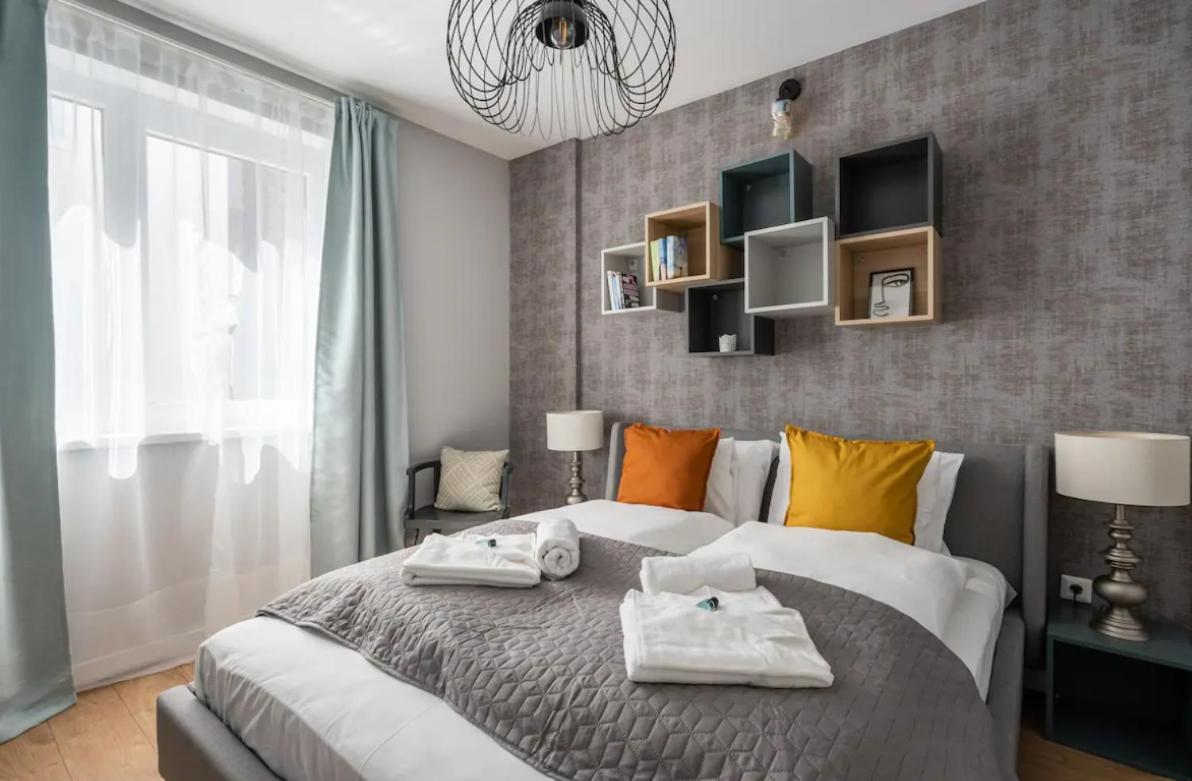 Apartment Black Rose